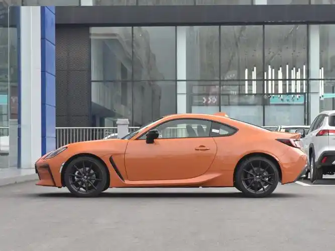 丰田86是一款动感十足的跑车,其外观设计充满了运动感和激情.