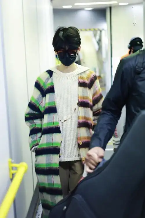 今日星拍放送##张真源多巴胺撞色外套