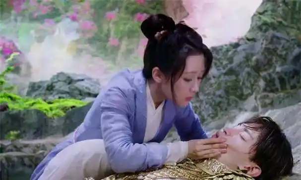 邓伦新剧《香蜜》一开播就炸了,网友:就我一个人觉得柏海出轨了_杨紫