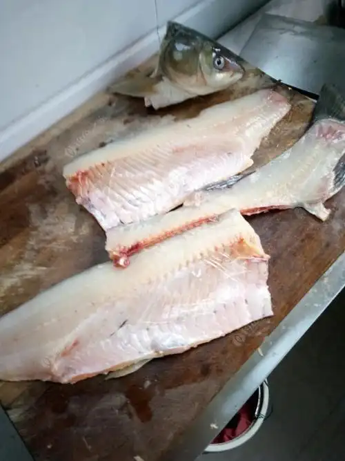 上午钓得一草鱼晚上做一道酸菜鱼大厨勿喷