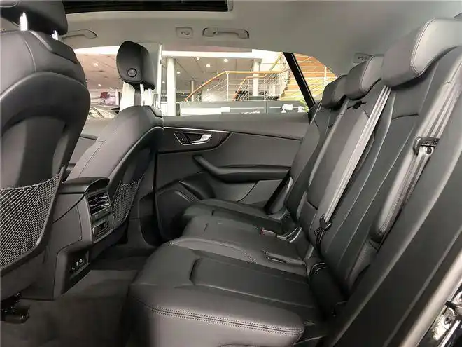 奥迪q8的内饰采用家族式设计,12.3英寸全液晶仪表盘,搭配10.