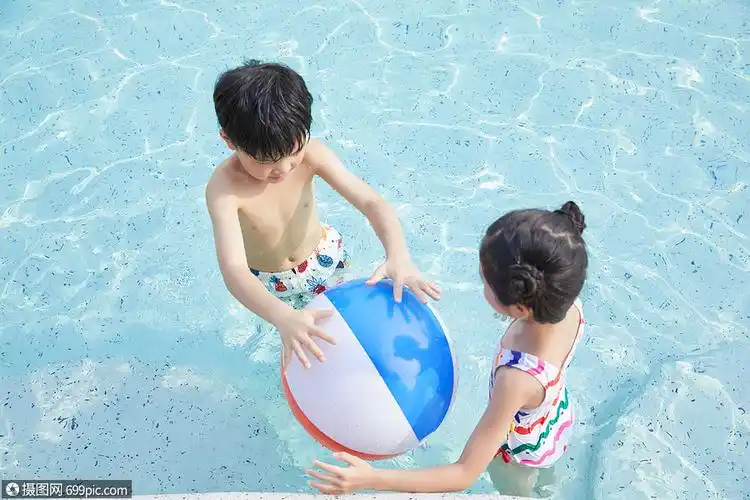 小男孩和小女孩在泳池玩球日系兄妹