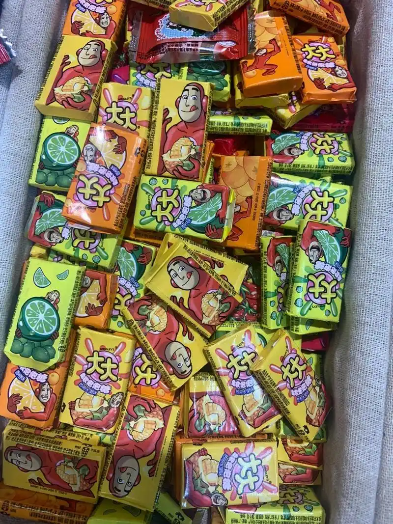 回忆满满,怀念小时候,以前最喜欢泡泡糖里的贴纸了,一个泡泡糖可以嚼