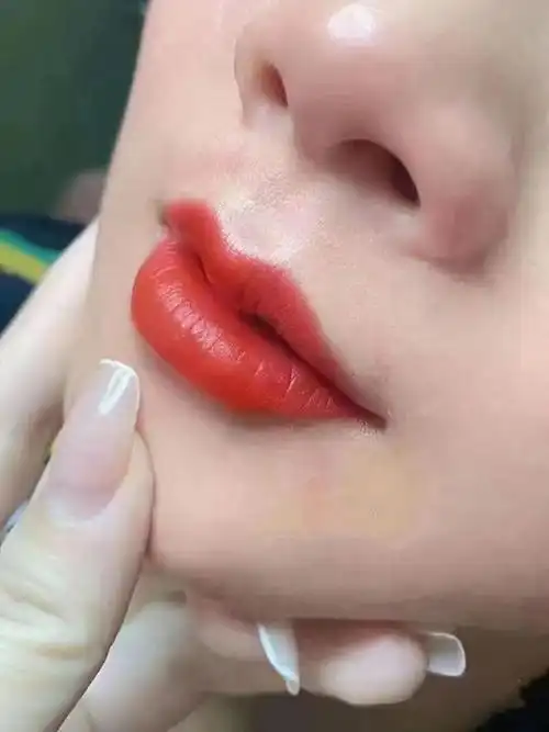 3.局部比如说边缘,或者说唇上面有黑斑,再或者整体发乌的,一定要转色!