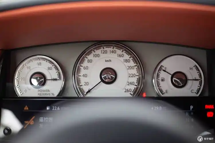 现代劳斯莱斯的仪表盘并没有转速表,有的只是动力储备表,从 100%  00