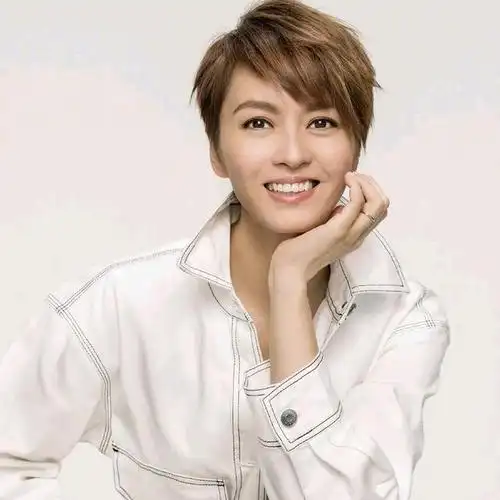 2011年10月3日,梁咏琪与西班牙籍男友sergio在西班牙伊比萨岛举行婚礼