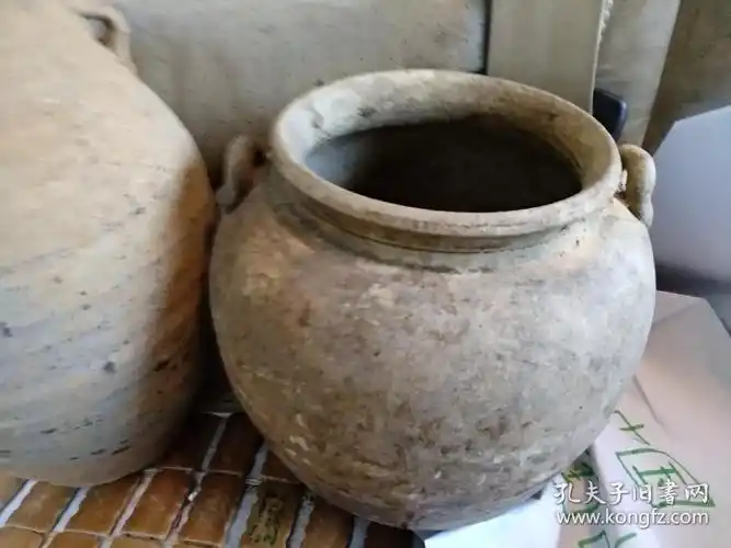 汉墓海昏侯附近出土双系瓦罐.