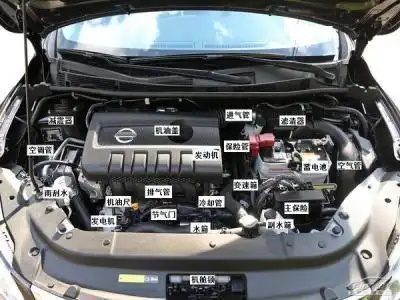 汽车发动机舱的灰尘和油渍,你还在用水清洗吗?小心车子报废了