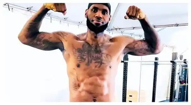 詹姆斯肌肉成nba球员巅峰胸肌腹肌藏何秘密