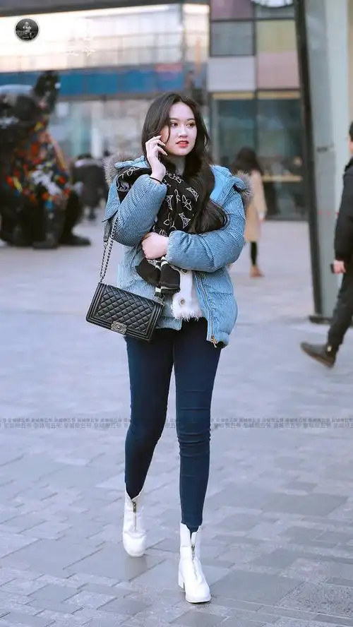 街拍三里屯的时髦美女十分的光彩夺目外貌也非常的美丽