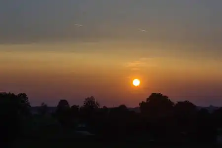 暖橙色橙色,绿色和黄色的暖光在九月傍晚的阳光下给人一种温暖的印象