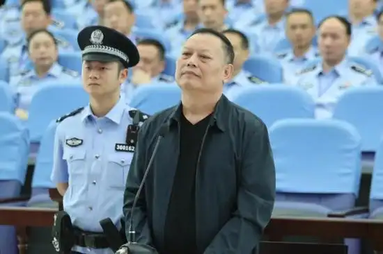 轿车疯狂违章310分1小时内被清零 背后藏着大秘密