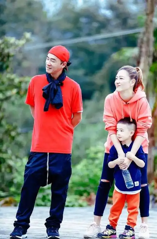 1980年的一天,陈小春高兴地跑回家对父亲说:"卖掉你的小弟弟,可以得到