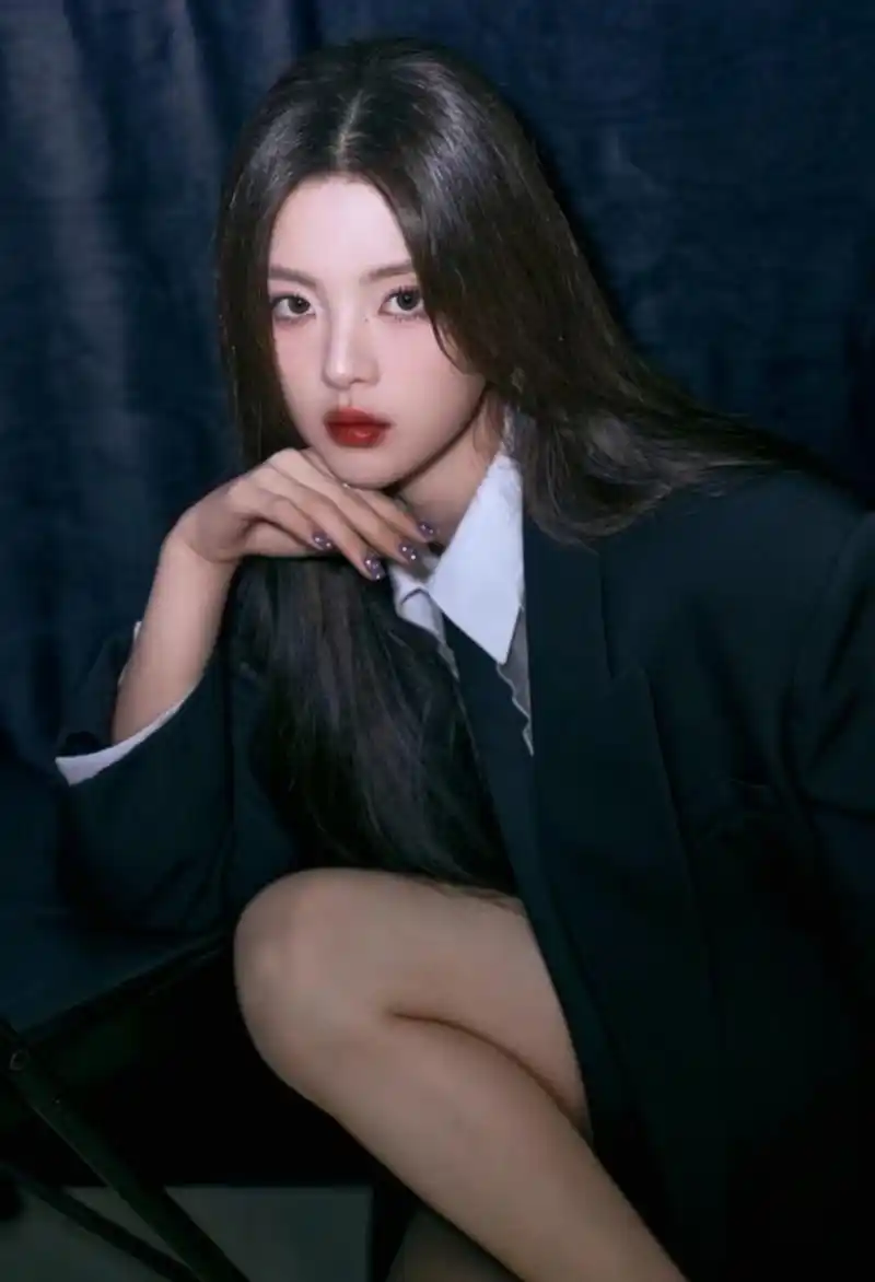 杨超越发挥颜值优势,又一组营业美照出炉,甜酷风格魅力十足.