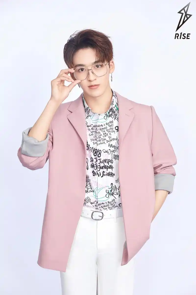 r1se粉色初恋风造型曝光温柔帅气飘满粉色泡泡