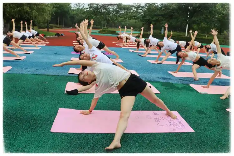 集体瑜伽健身美
