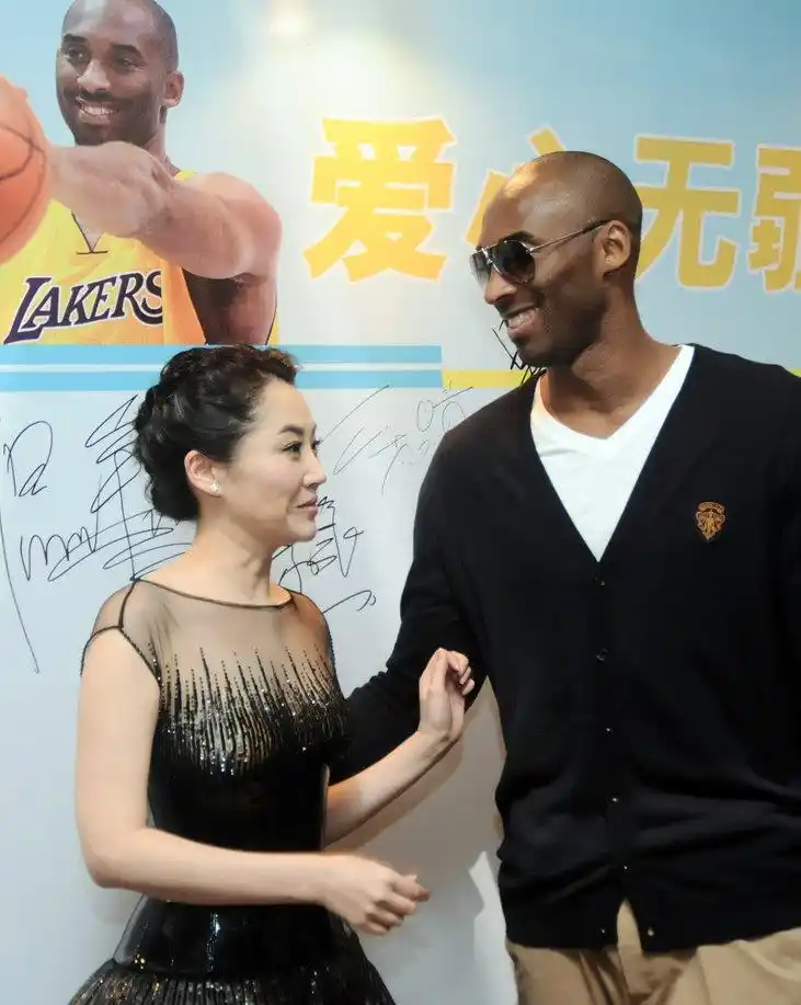 当年科比慈善行来到上海时,许晴作为科比球迷与其合影留念