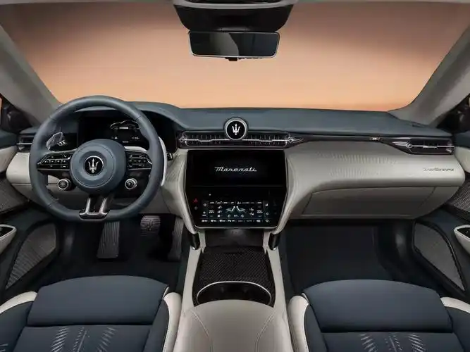 全新玛莎拉蒂granturismo内饰官图发布 2 2座椅布局 豪华感十足