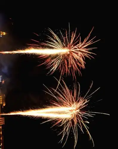 《烟花美篇.》2021年2月26日(正月十五)晚上8.30拍摄於风叶小镇.