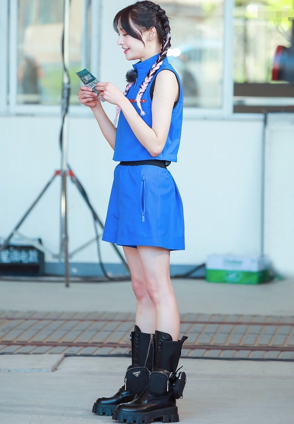 郑爽审美终于正常了!增肥10斤穿港风造型,凹凸身材不输邱淑贞