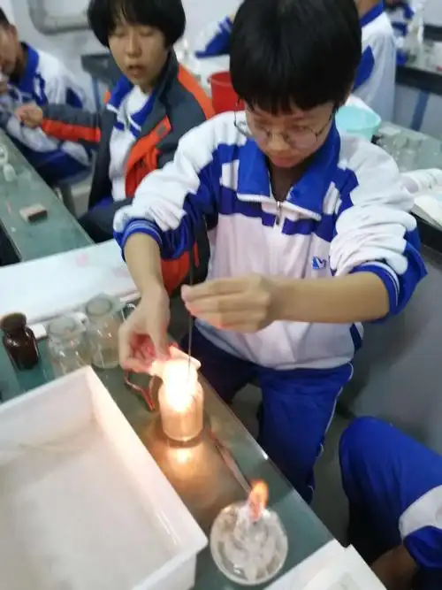 蜡烛在氧气中燃烧,产生白色火焰,放热,集气瓶内壁有水雾.