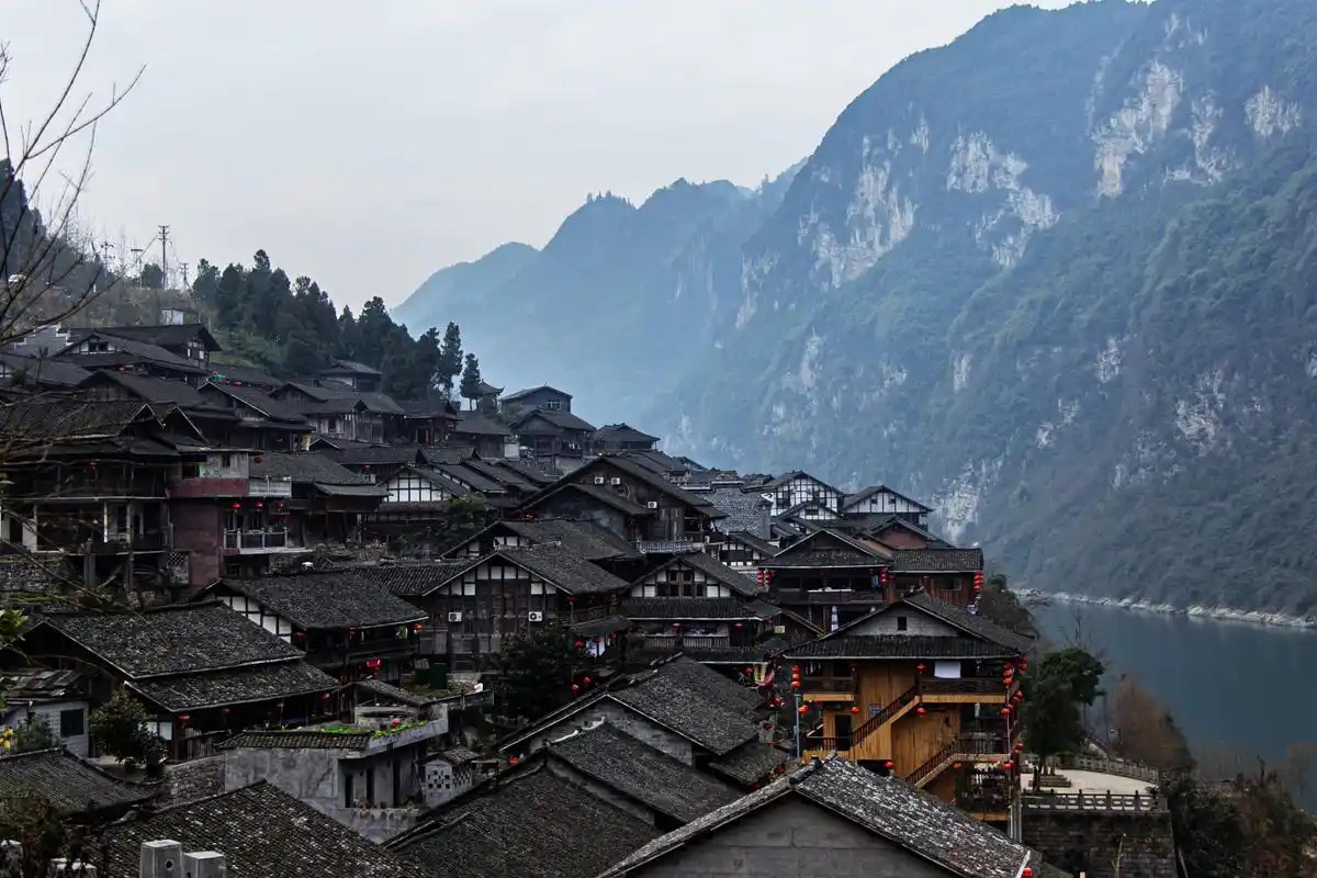 位于重庆酉阳的龚滩古镇是一个不可错过的旅游胜地,除了著名的桃花源