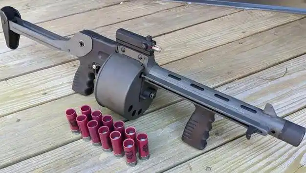 被定义为毁灭性装置打击者12多用途火器拥有旋转式弹鼓