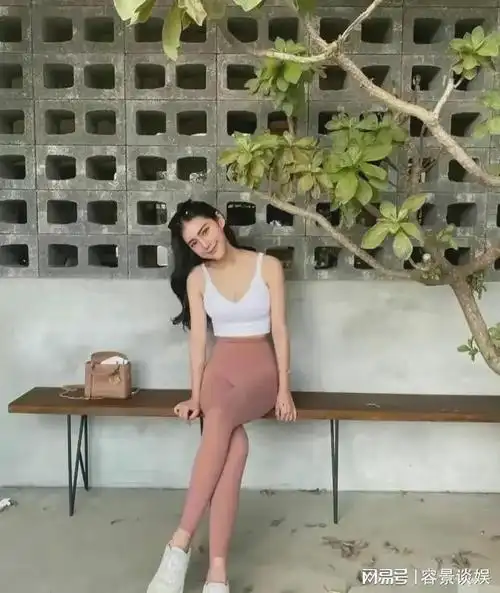 汪小菲未婚妻小梅爱穿紧身衣大秀身材,引众多网友吐槽