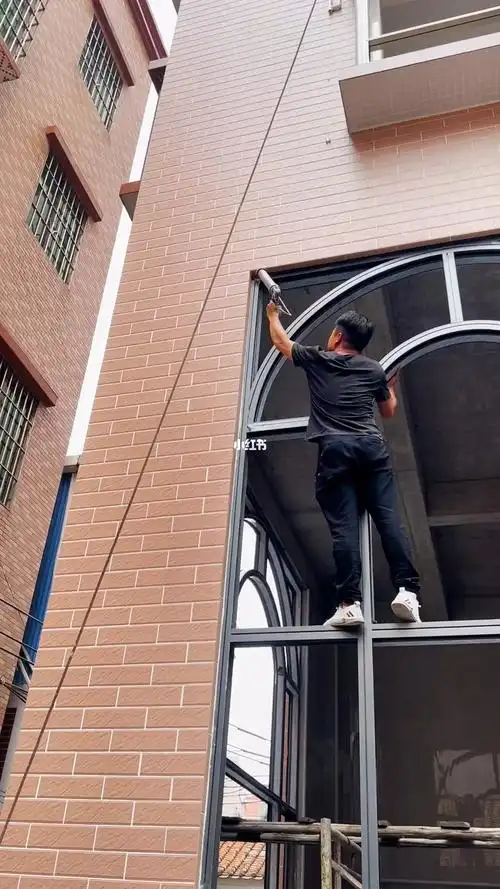 系统门窗高质量打胶