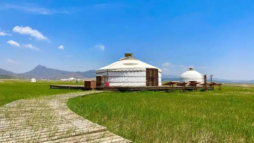 例如,草原帐篷:尝试传统的蒙古包住宿,感受浓郁的民族风情;乡间农家乐