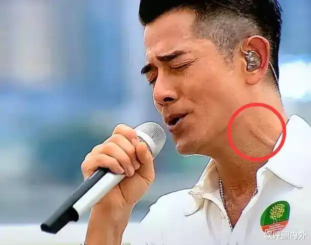 天王郭富城办线上慈善演唱会,脖子青筋凸起很卖力气,唱歌跳舞活力满满