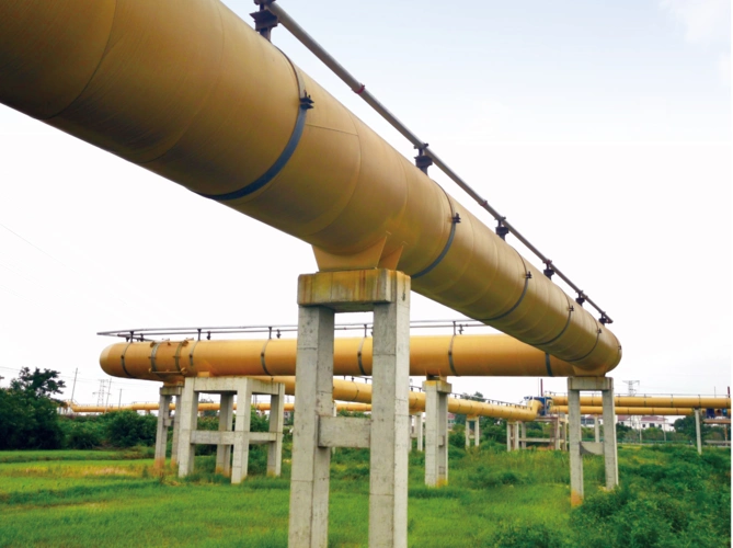 图为清洁能源项目输气管道"我们以前采用自制煤气,危险系数高,企业