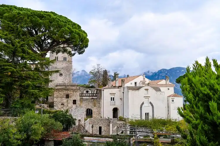 欧洲城堡别墅(欧洲富豪的别墅区是怎样的,意大利这座山中小镇,每一栋