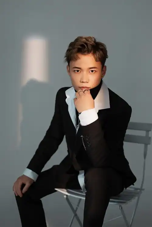 摄影师跃飞的写真摄影作品《个人形象照》