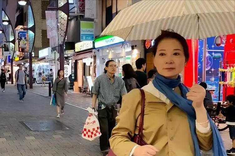 回顾歌手火风收养烈士遗孤两任妻子亲如姐妹今选择皈依佛门