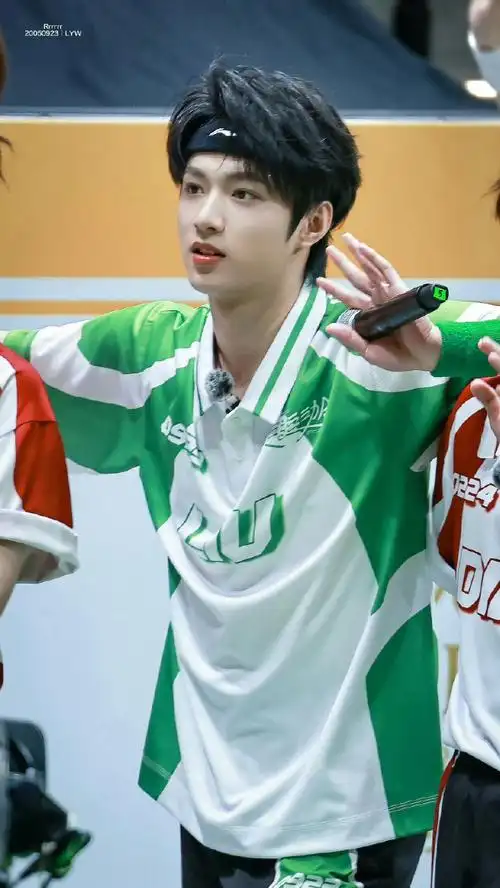 刘耀文脚受伤#状态没有受影响,被刘耀文射箭硬控了,帅的很安心!