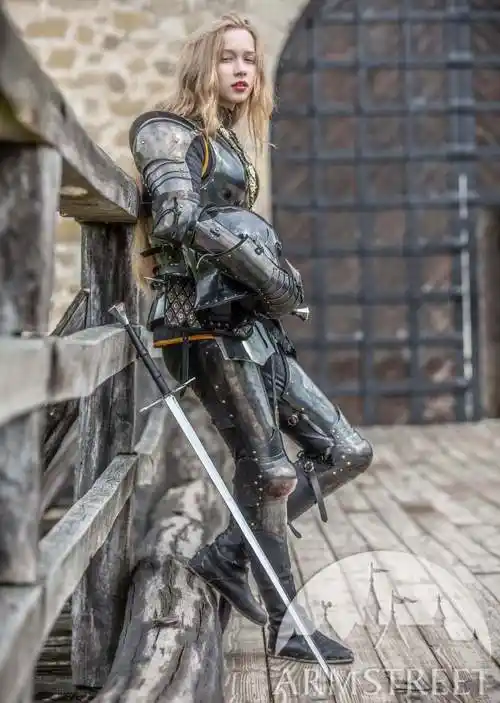 这家名为「armstreet」的网店,里面就有许多现代制造的女性用盔甲