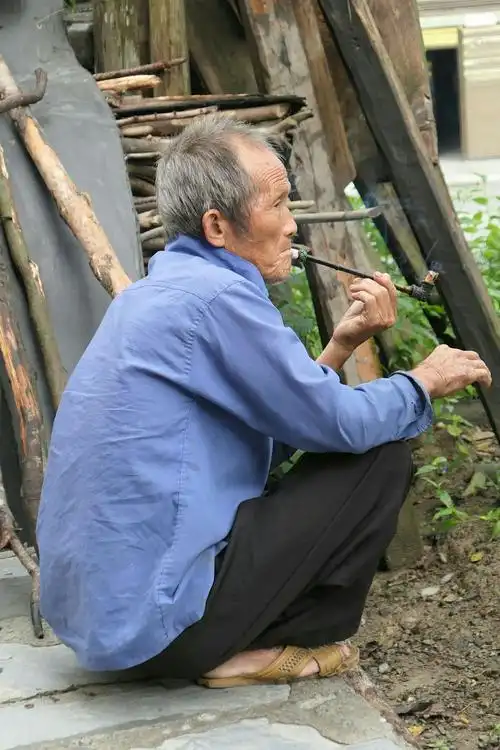 82岁吸烟的老大爷