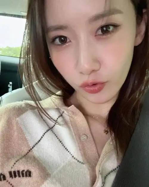 林允儿ins更新一则自拍&自拍lye lya@limyoona90