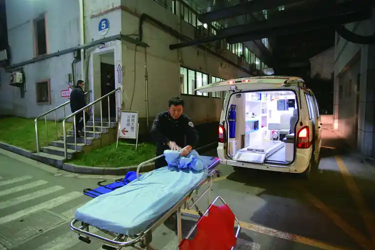 深夜的急救车