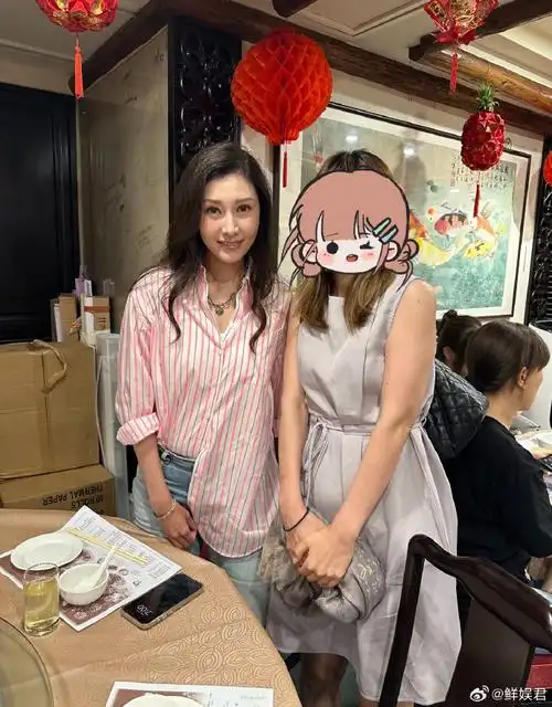 网友香港餐厅偶遇李嘉欣并晒出了合影照!
