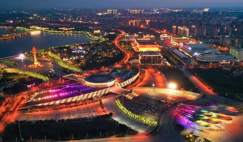 5月3日拍摄的唐山市南湖夜景(无人机照片).