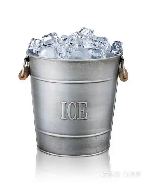 白色背景上孤立的冰桶