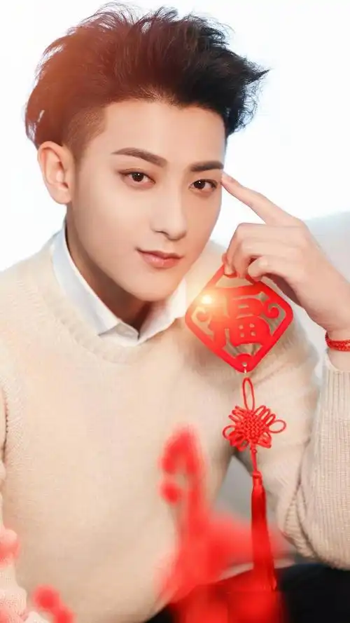 演员黄子韬炫酷又帅气来看写真照