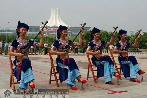 弹唱天琴的壮族少女.广西新闻网记者 邓昶摄