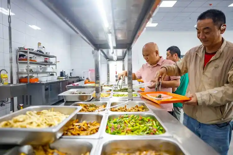 企业食堂变身惠民食堂