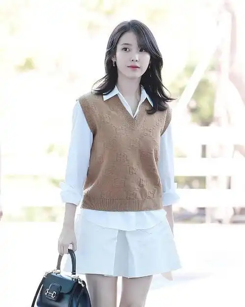 真人瓷娃娃iu李知恩学院风穿搭走机场吐舌头的样子软萌可爱