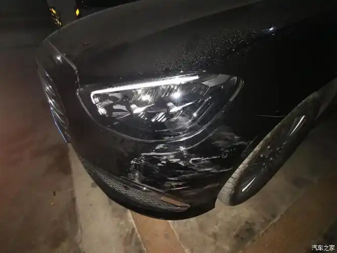 大哥们帮忙看下倒车刮了一辆奔驰e300l