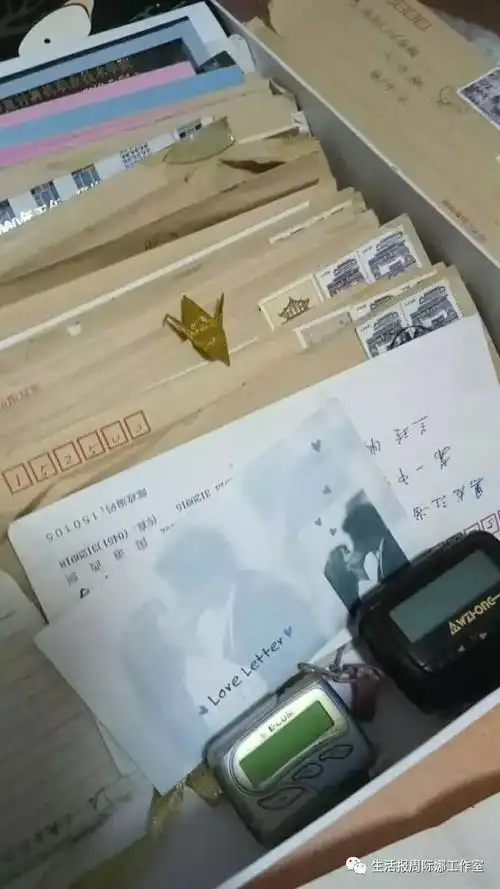 男学霸恋上女学渣情书里传授"函数解题技巧"一沓沓书信整齐地码在一起