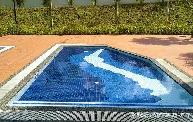 即使在有水的情况下,马赛克的防滑性能也很好,那么用泳池马赛克来装饰